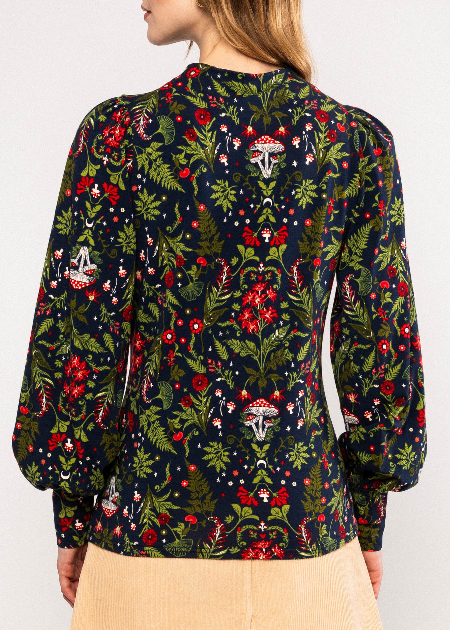 BG Jerseybluse Whimsical Delight, dreamy mushroom carpet