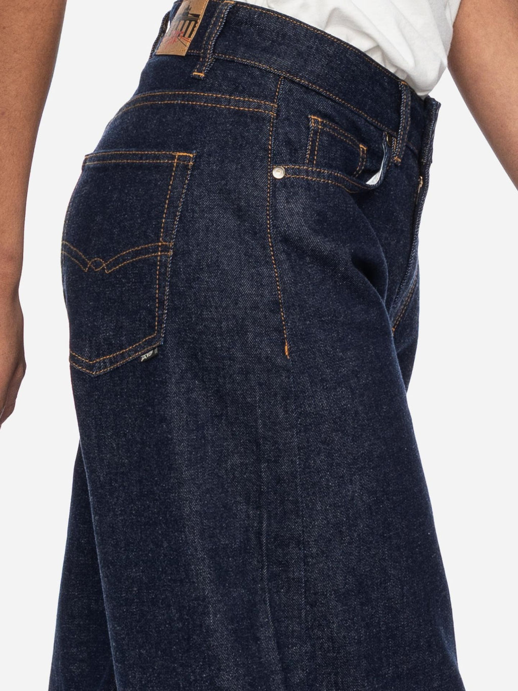 Dunkelblaue Damen-Jeans mit weitem Bein von Ato Berlin, Detailansicht