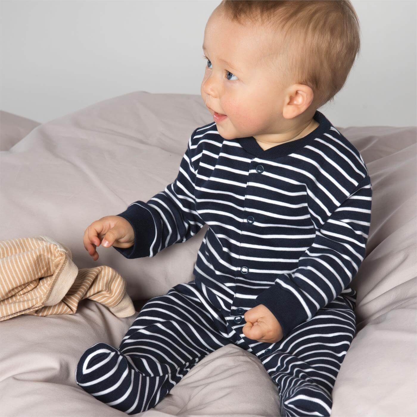 Living Crafts Baby-Schlafanzug mit Füßen, navy/weiß