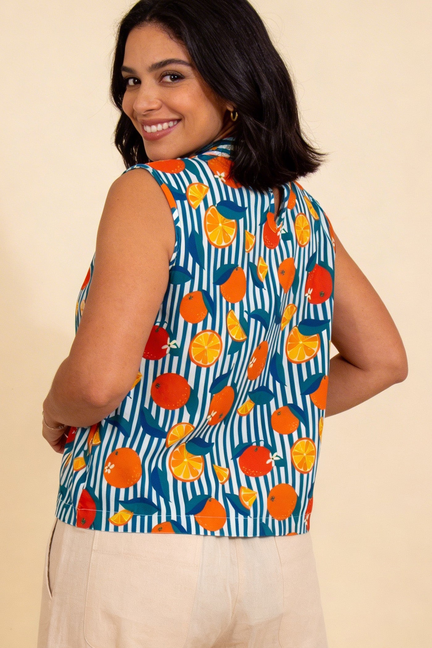 Blau-Weiß gestreiftes Wickeltop mit Orangen-Muster, Rückansicht