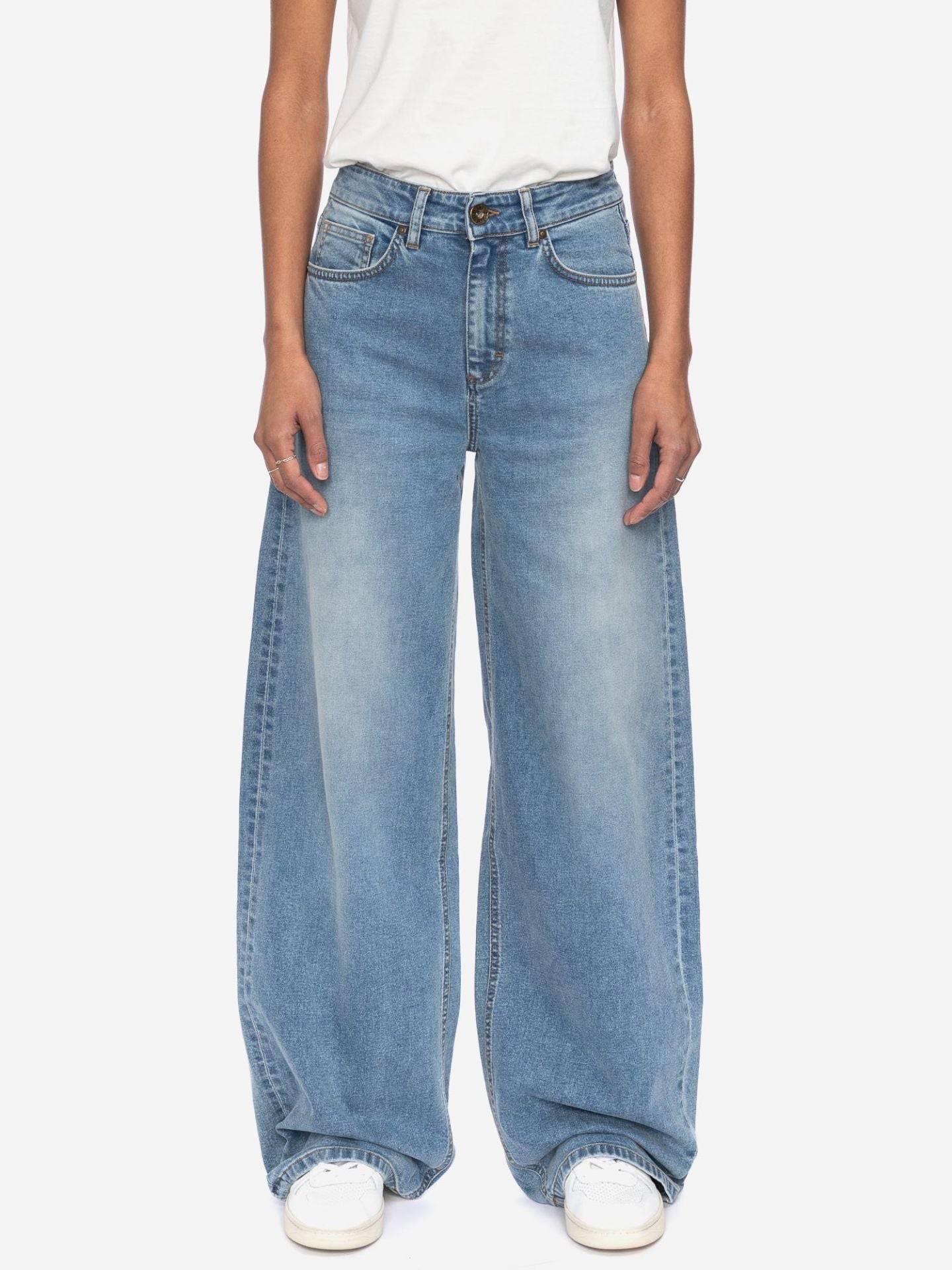 Weite Barrel-Leg Jeans hellblau used, Ato Berlin, Vorderseite