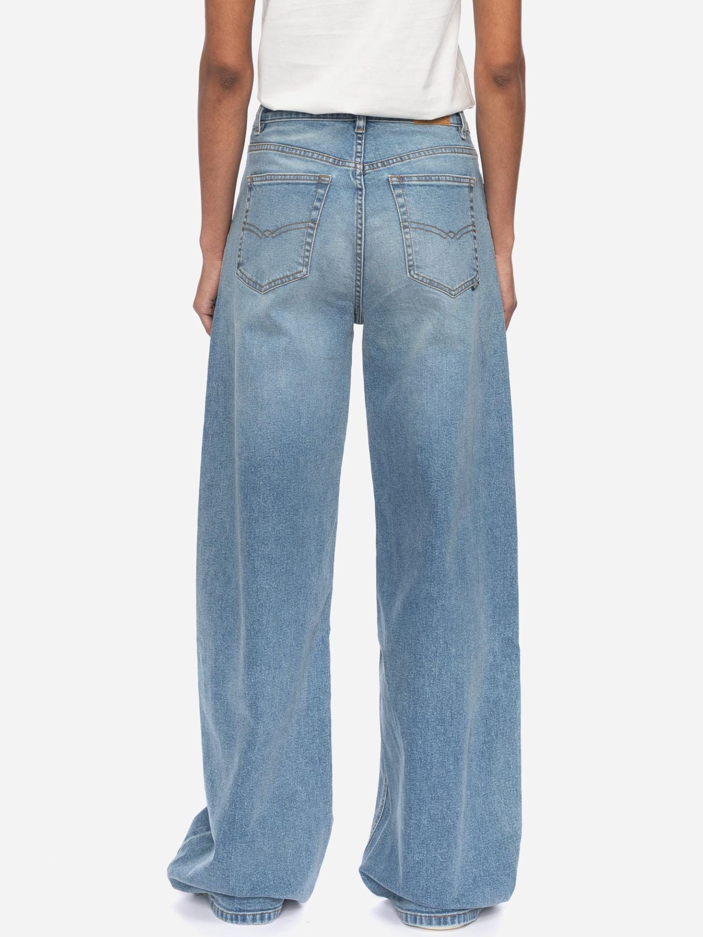 Weite Barrel-Leg Jeans hellblau used, Ato Berlin, Rückseite