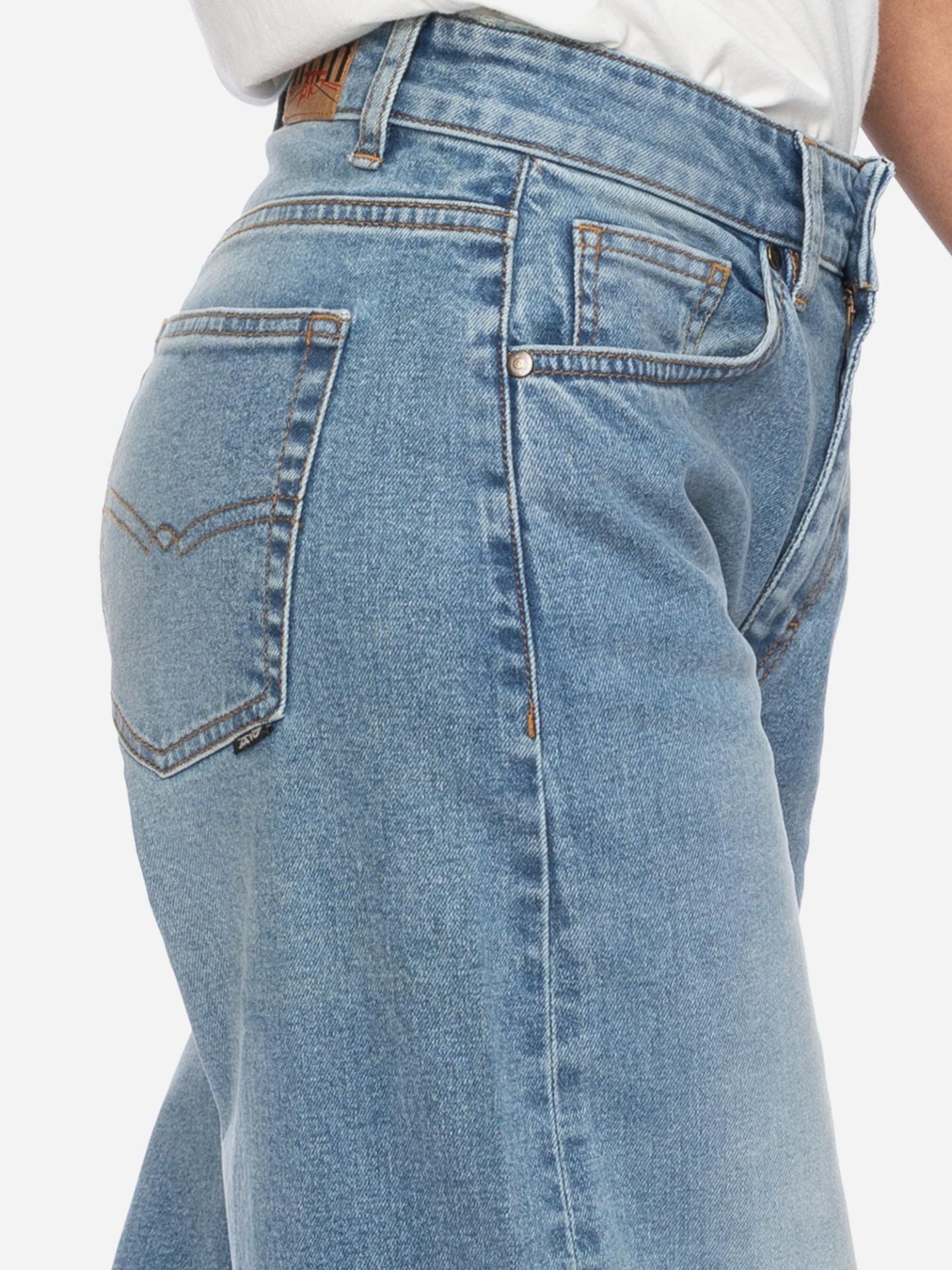 Weite Barrel-Leg Jeans hellblau used, Ato Berlin, Detailansicht