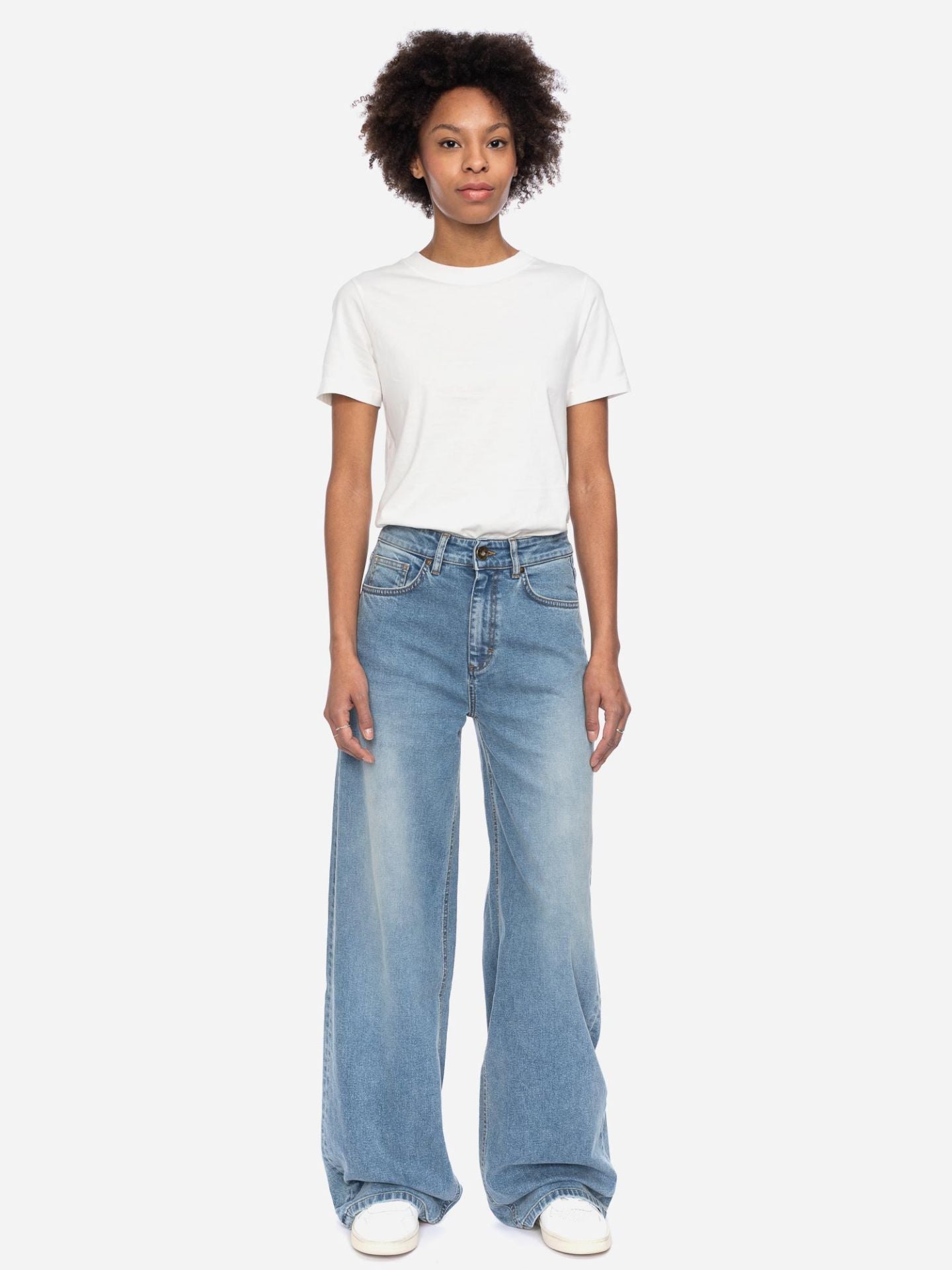 Weite Barrel-Leg Jeans hellblau used, Ato Berlin, Vorderseite