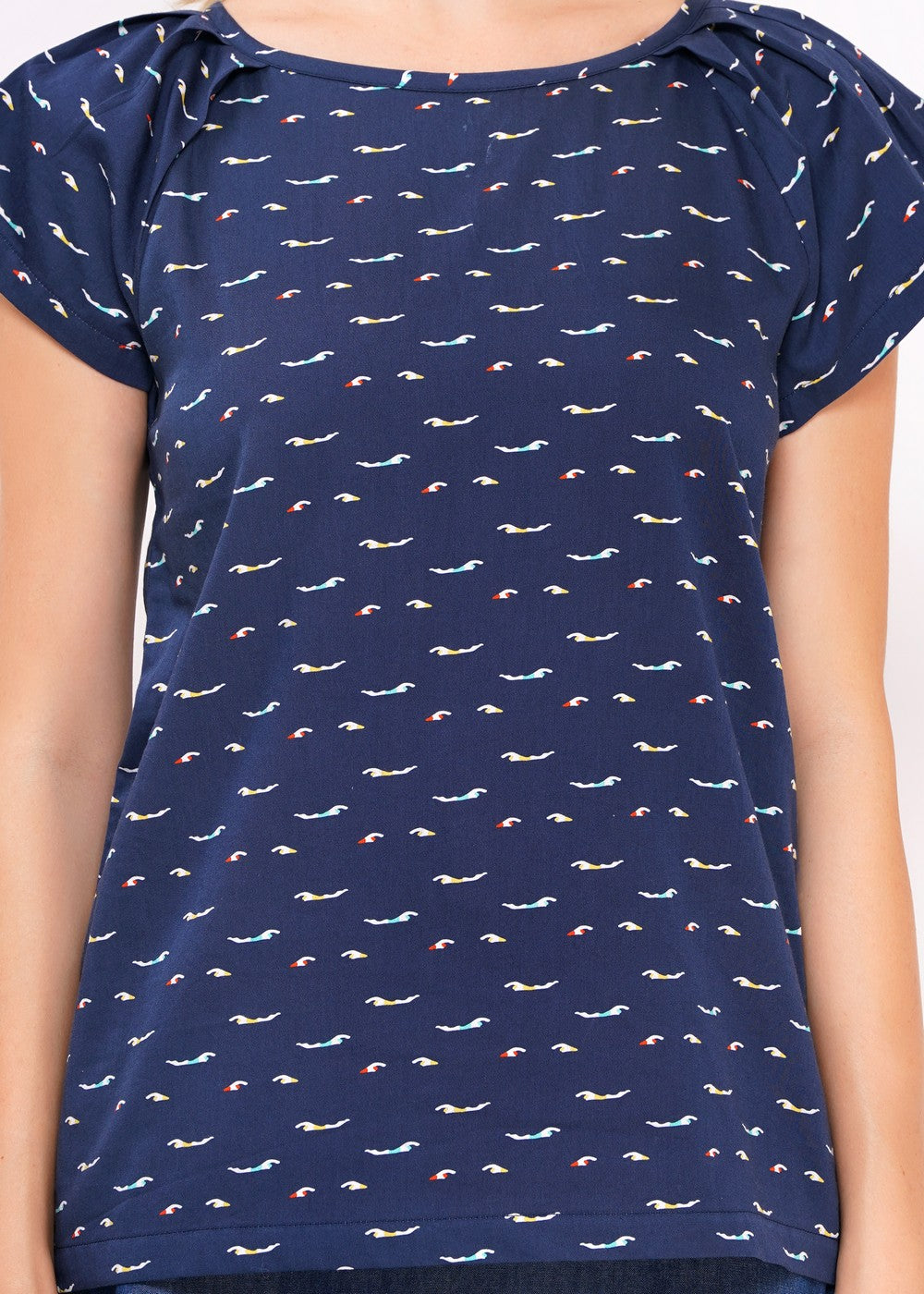 Dunkelblaue Bluse mit Flügel-Ärmelchen und Schwimmer-Print, Detailansicht