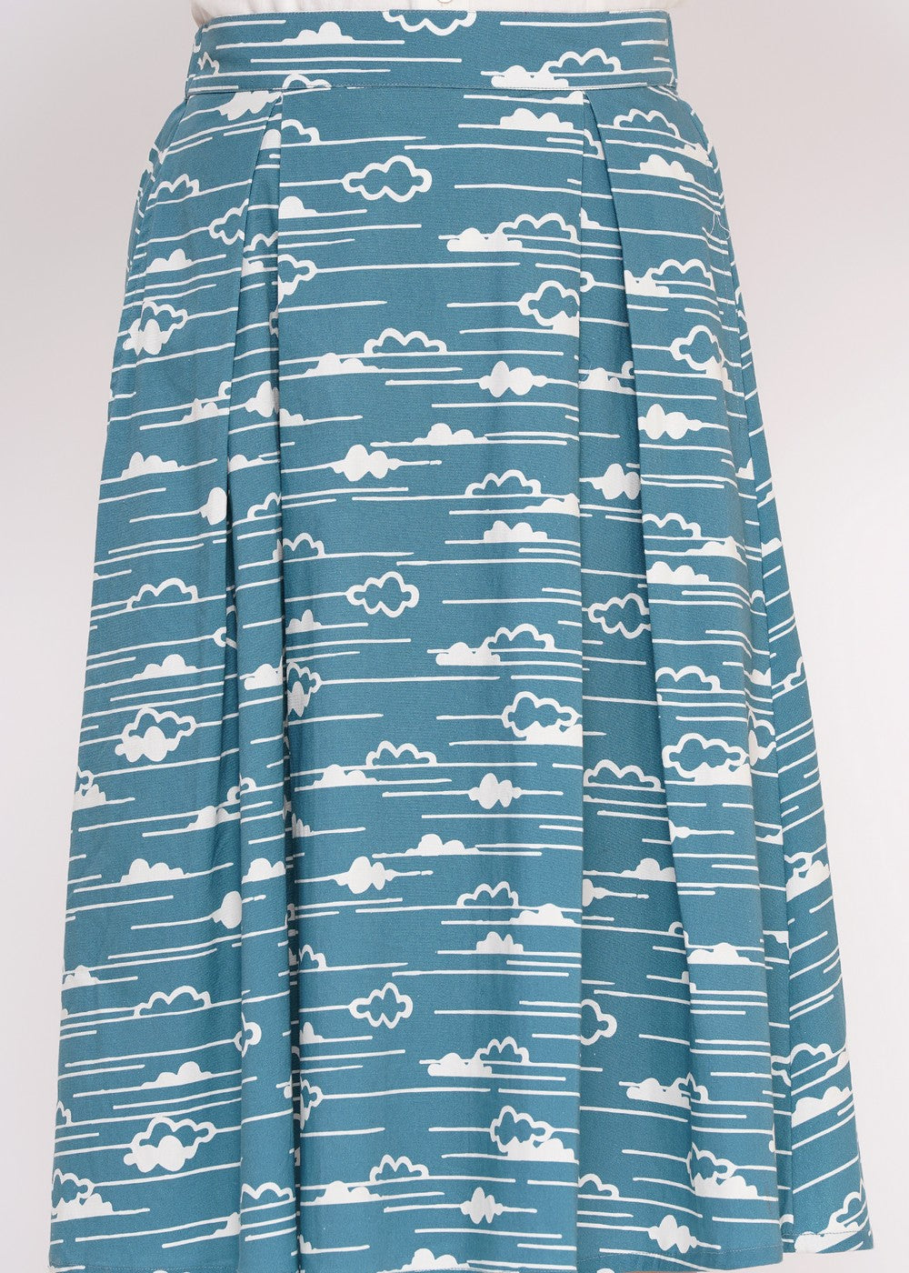 Blauer Sommer-Rock von Circus mit weißen Wolken