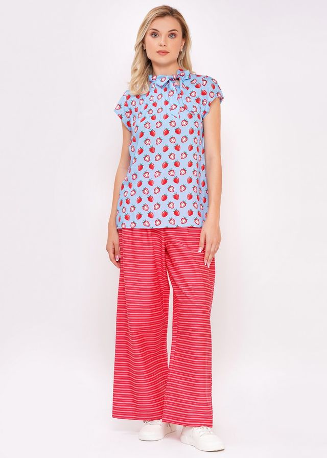 Hellblaue Schleifenbluse mit Erdbeer-Druck