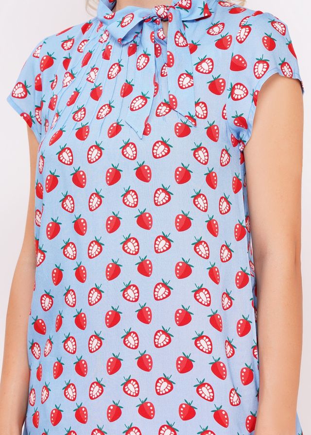 Hellblaue Schleifenbluse mit Erdbeer-Druck, Detailansicht