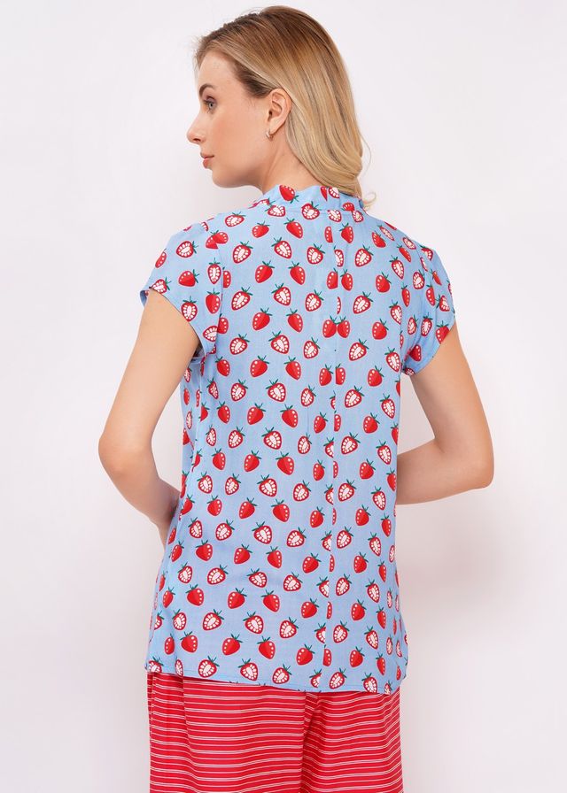 Hellblaue Schleifenbluse mit Erdbeer-Druck, Rückseite