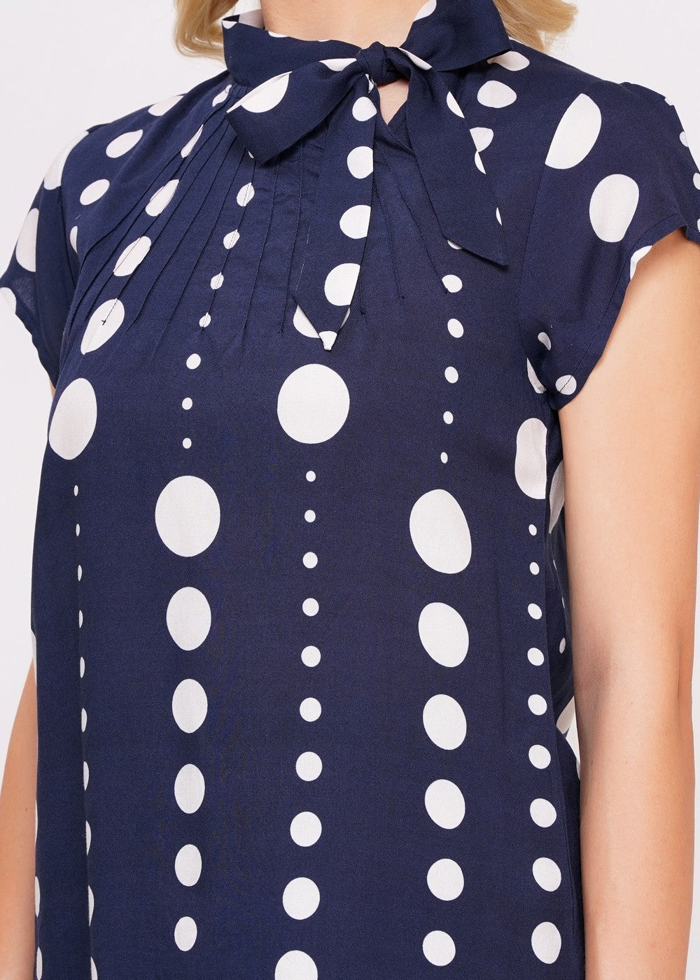 Dunkelblaue Bluse mit Schleife und Polka-Dots, Detailansicht