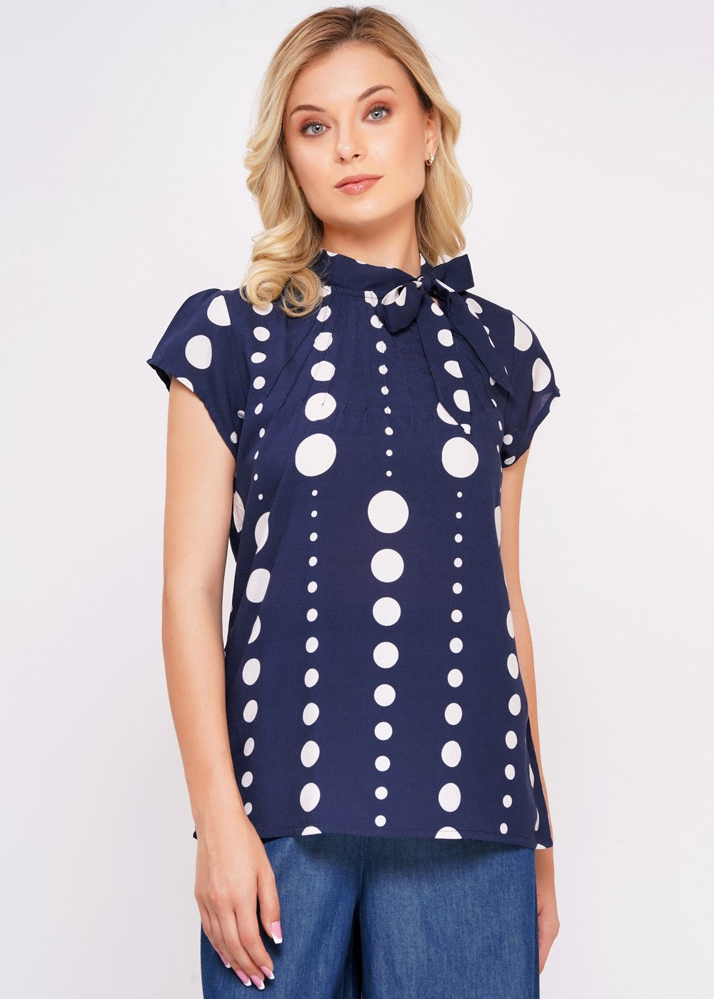 Dunkelblaue Bluse mit Schleife und Polka-Dots