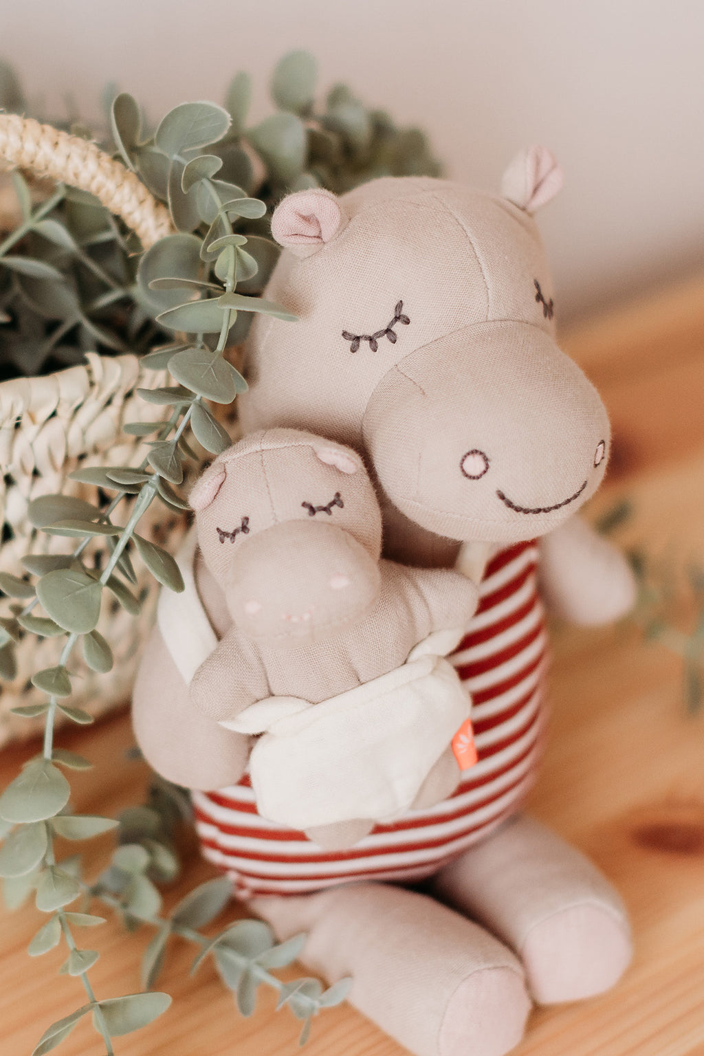 Puppe Hippo mit Babytrage