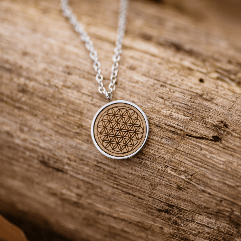 Halskette Skyla, Blume des Lebens, Nuss