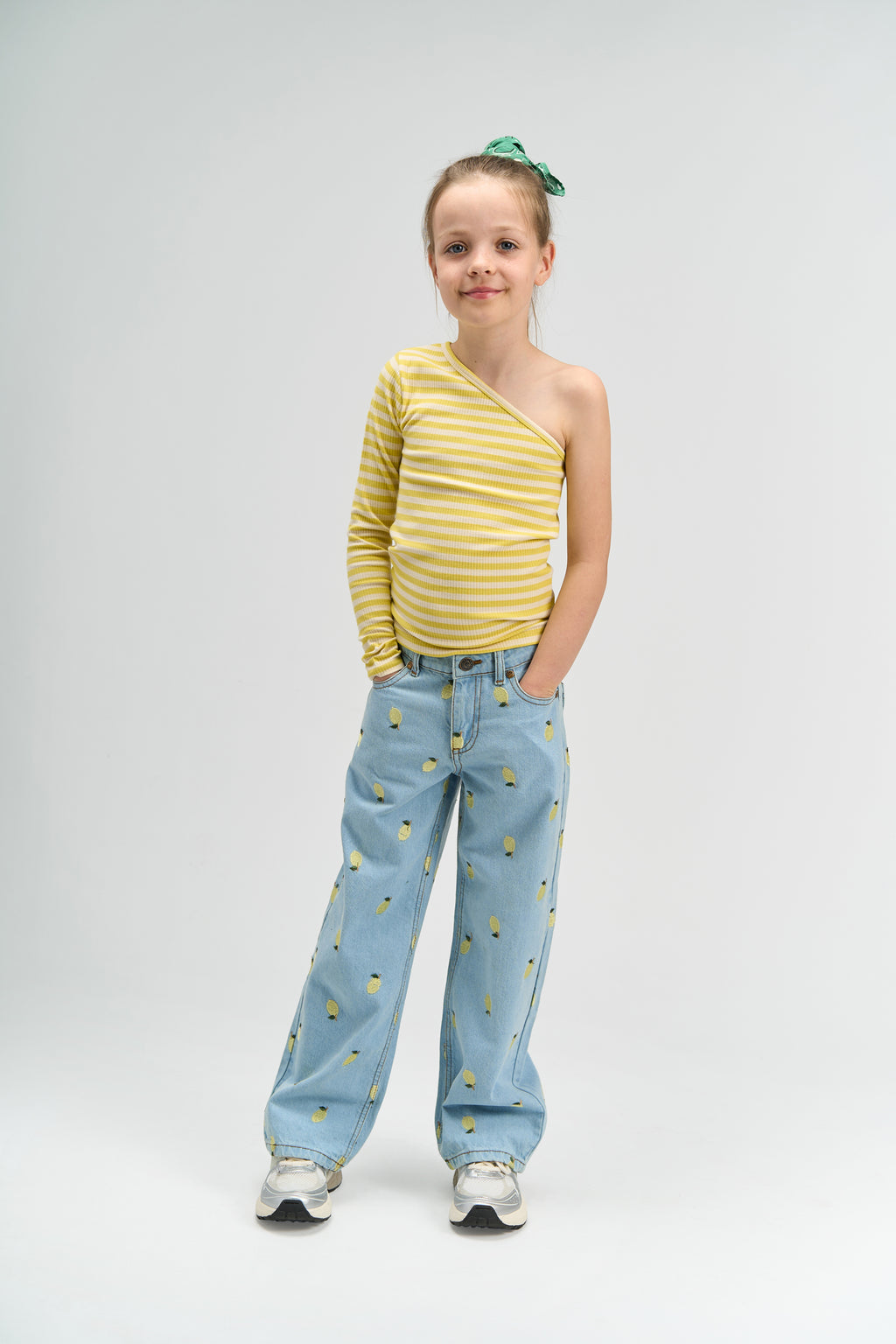 Weite geschnittene Kinderjeans mit aufgestickten Zitronen, Vorderseite