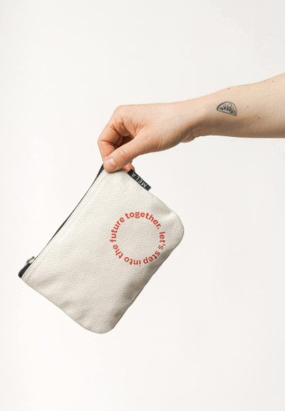 Melawear Kleine Kosmetiktasche Future Print, Greige | Vegane Taschen aus Bio-Baumwolle von Melawear