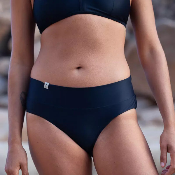 INASKA Bikini-Hose FLOW, schwarz | Nachhaltige Bademode bei Das bunte Chamäleon