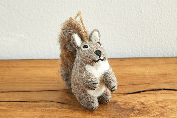 Eichhörnchen zum Hängen Wollfilz | Natürliche Deko aus Wolle bei Das bunte Chamäleon Bamberg